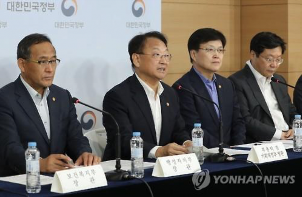 Finance Minister Yoo Il-ho (2nd from L) speaks at the official press conference on the 2017 budget proposal in Seoul on Aug. 30, 2016. (image: Yonhap)