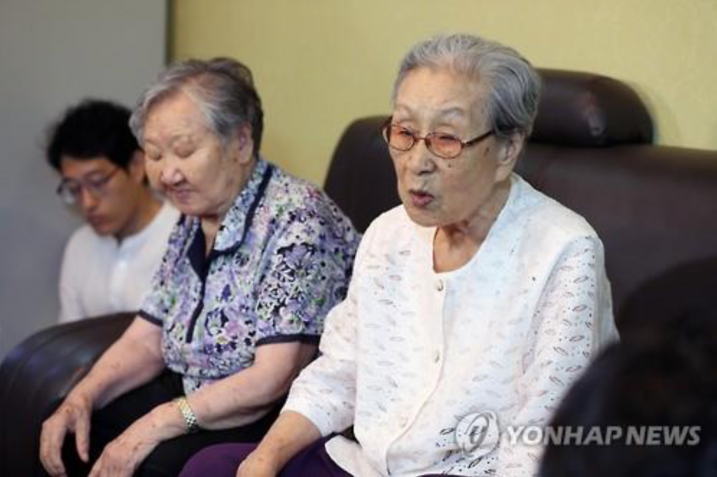 Gil Won-ok (L) and Kim Bok-dong (R), victims of Japan's sexual enslavement during World War II, hold a press conference in Seoul on Aug. 26, 2016. (image: Yonhap)