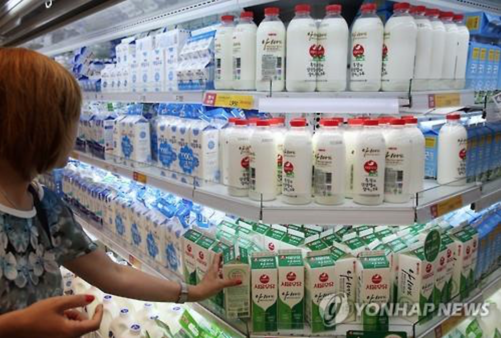Milk is also in low supply because heat-stricken cows have failed to pump enough milk this summer, reversing the chronic oversupply stemming from sluggish consumption. (image: Yonhap)