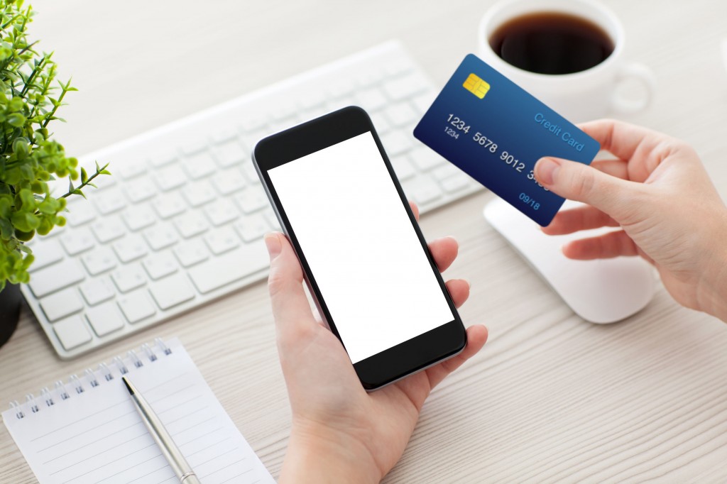 If users place their NFC-enabled credit cards on the back of their smartphones, the smartphones can read their personal information. (image: KobizMedia/ Korea Bizwire)