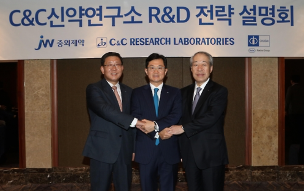 C&C Research Laboratories' Co-Representative Directors Chun Jae-kwang (L), Yamazaki Tatsumi (R), and JW Holdings CEO Lee Kyung-ha (C). (image: Yonhap)