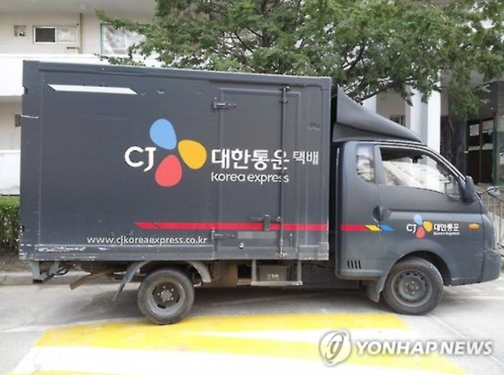 This undated photo shows a parcel delivery truck of CJ Korea Expresses passing by an apartment in Seoul. (image: Yonhap)