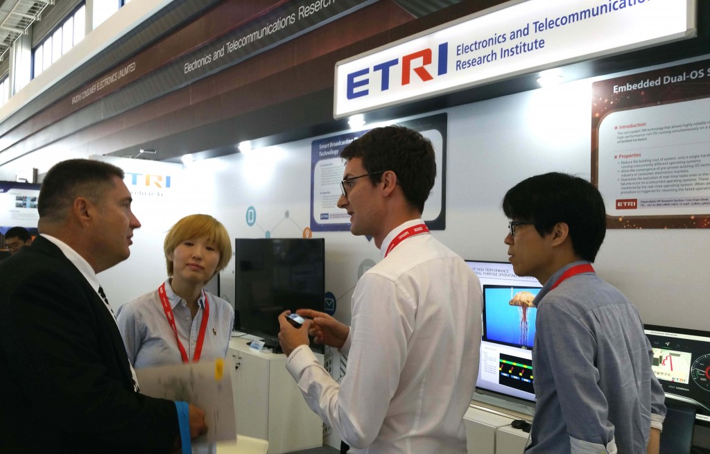 During the show, the ETRI exhibited technology related to augmented reality, broadcasting services, operating systems, and cloud computing – and consulted some 40 overseas businesses for potential technology transfer. (image: ETRI)
