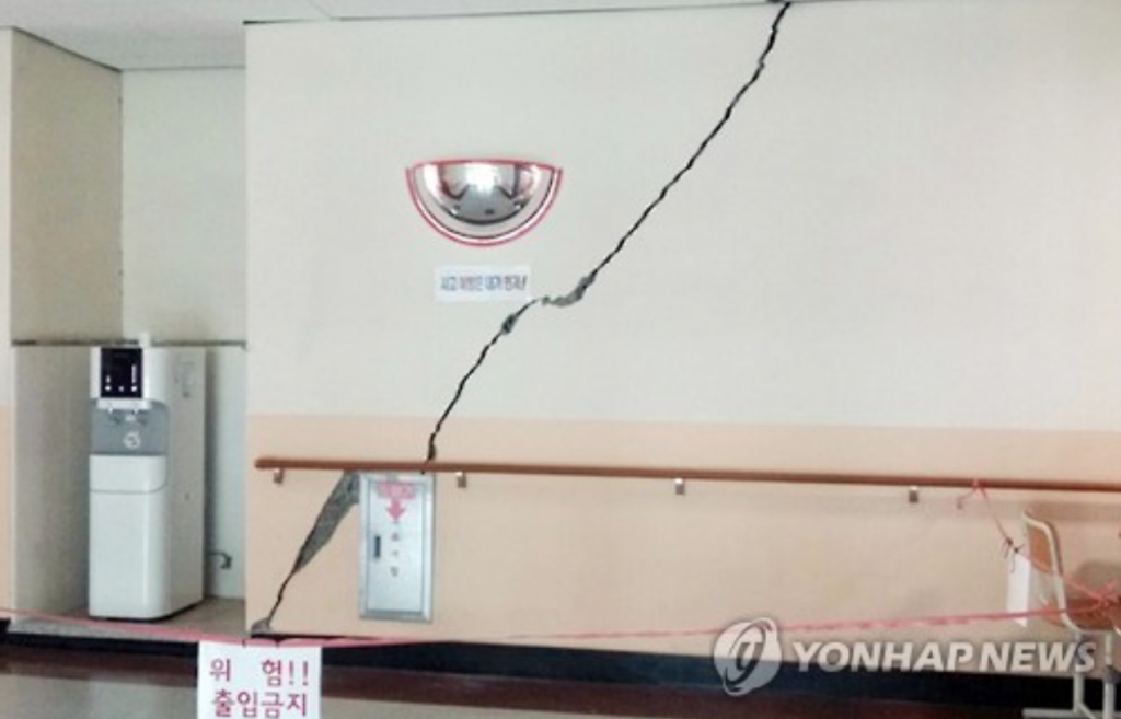 The wall of an elementary school in Ulsan, southeast South Korea, is cracked on Sept. 19, 2016, following a powerful 5.8-magnitude earthquake that hit the region on Sept. 12. (image: Yonhap)
