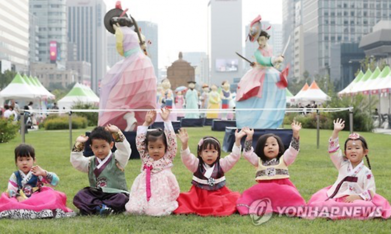 Korean Traditional Apparel Festival Takes off in Seoul