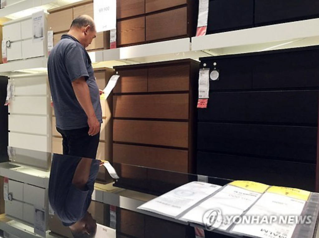 A customer is looking at the tag of a Malm dresser displayed in the IKEA store in Gwangmyung, south of Seoul, on July 7, 2016. (image: Yonhap)