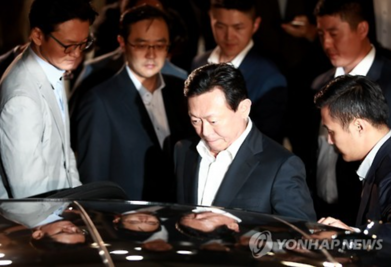 Lotte Group Chairman Avoids Arrest over Corruption Allegations