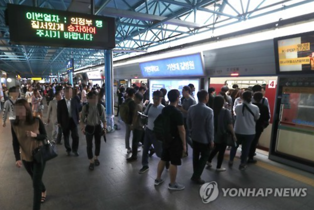 Citizens use the subway at Sindorim station on line 2 in Seoul on Sept. 27, 2016. The subway and railway workers went on a joint strike that day to protest against the government's scheme to implement a merit pay system. (image: Yonhap)