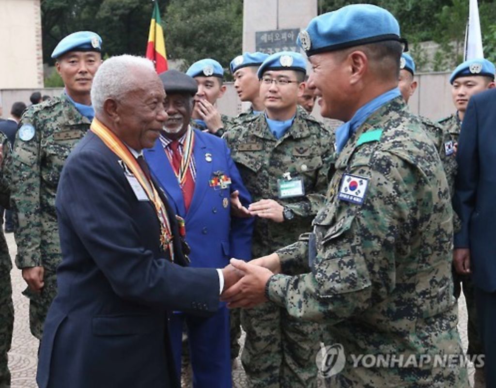 In this photo taken at the Korean War memorial park in Ethiopia on May 27, 2016, a Korean soldier shakes hands with an Ethiopian veteran who fought in the Korean War in the early 1950s. (image: Yonhap)