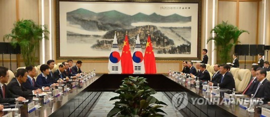President Park Geun-hye (L) and her Chinese counterpart Xi Jinping hold a summit on the sidelines of the summit of the Group of 20 leading economies in Hangzhou, eastern China, on Sept. 5, 2016. (image: Yonhap)