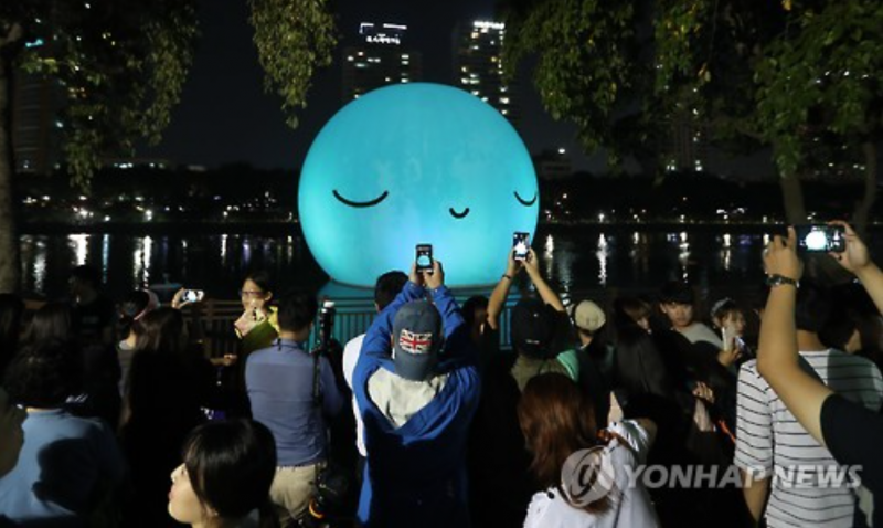 Supermoon Pops Up at Seoul Lake