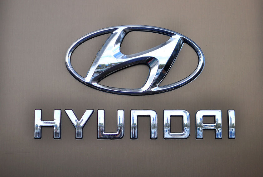 Hyundai Motor's put the mileage of the Santa Fe model at 14.4 kilometers per liter. But in a 2014 test, the transport ministry tallied its fuel efficiency at 13.2 km per liter -- 8.3 percent lower than what the automaker claimed. (image: KobizMedia/ Korea Bizwire)