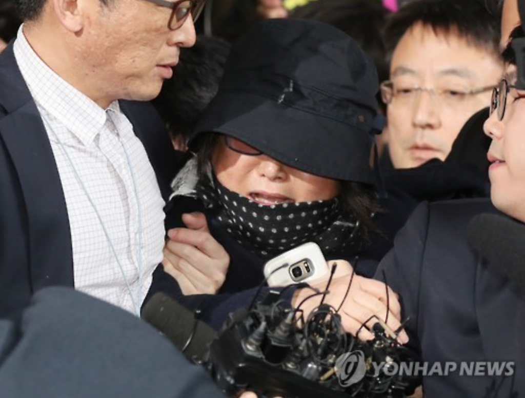 Choi Soon-sil surrounded by reporters as she enters the Seoul Central District Prosecution Office in Seoul for questioning on Oct. 31. (image: Yonhap)