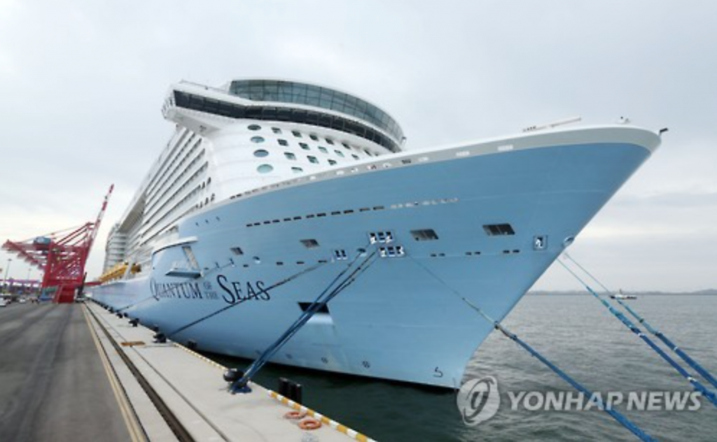 The Chinese cruise ship Quantum of the Seas is moored in the port of Incheon on May 13, 2016. The 167,000-ton vessel visited Incheon carrying 4,500 Chinese tourists. (image: Yonhap)