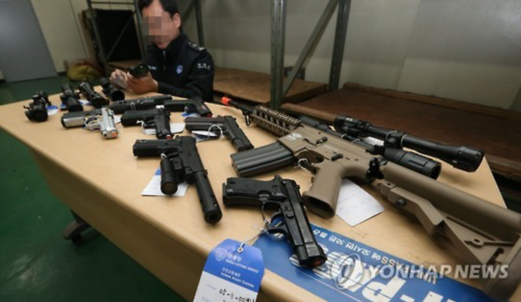 This undated file photo shows firearms caught by the Korea Customs Service in smuggling attempts. (image: Yonhap)