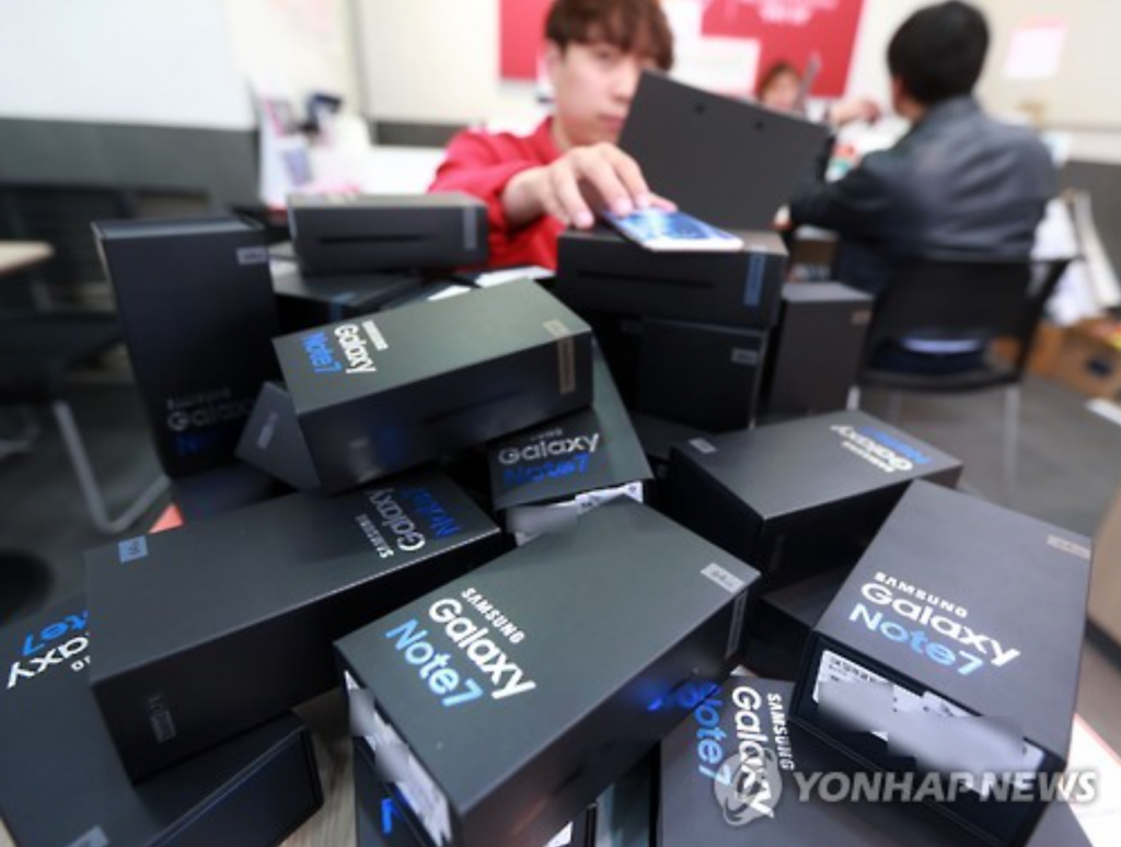 Last month, Samsung completed a replacement program in South Korea that encouraged Note 7 owners to replace their smartphones with others from Samsung's Galaxy family, including the Galaxy S7 and the Galaxy S7 Edge. (image: Yonhap)