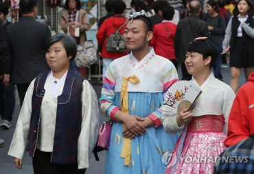 LGBT Activists Walk Seoul Streets in Traditional Attire of Opposite Sex