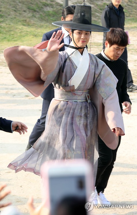 Thousands Flock to Royal Palace for Glimpse of Actor Park Bo-gum