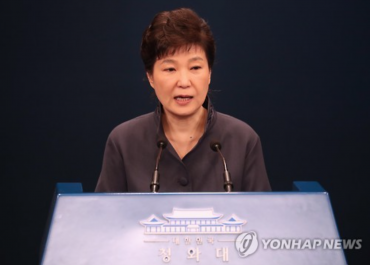 Park Apologizes over Leak of Presidential Speeches to Acquaintance