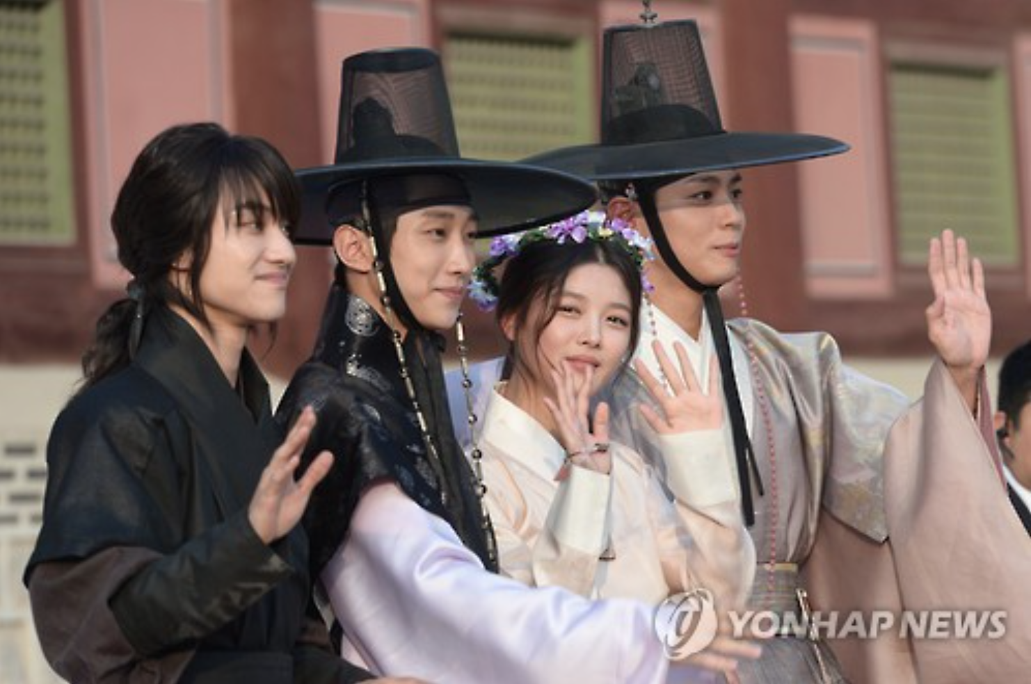Thousands Flock to Royal Palace for Glimpse of Actor Park Bo-gum
