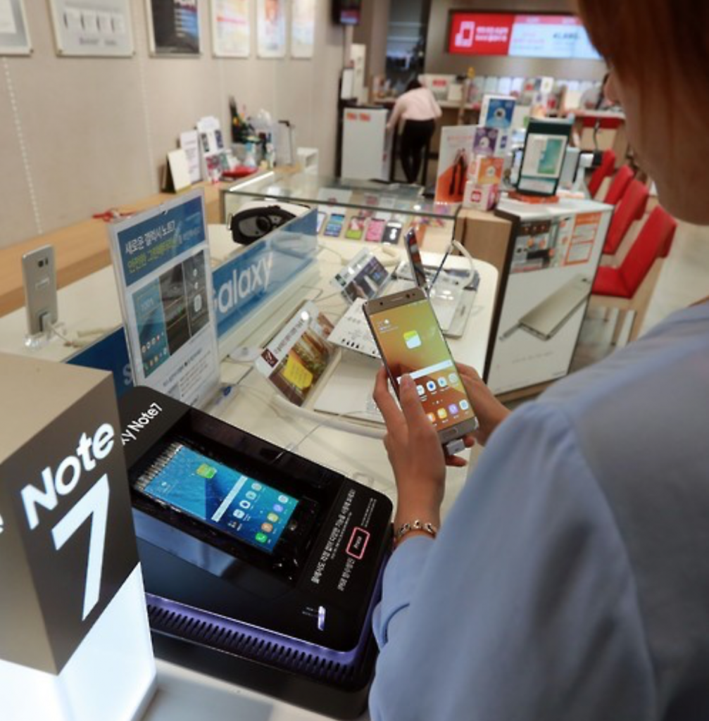 Samsung Electronics reassured its customers that no battery malfunctions have been found in over 1.2 million replaced models of the Galaxy Note 7. (image: Yonhap)