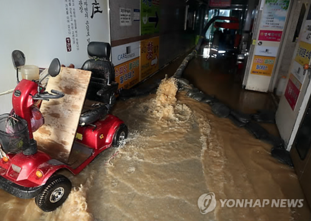 A pump drains out the water from an underground parking lot in Ulsan, 414 kilometers southeast of Seoul, on Oct. 6, 2016, as the city deals with the aftermath of Typhoon Chaba. One person was found dead at the parking lot that was deluged from the pounding rain as the typhoon swept through Korea's southern region. (image: Yonhap)