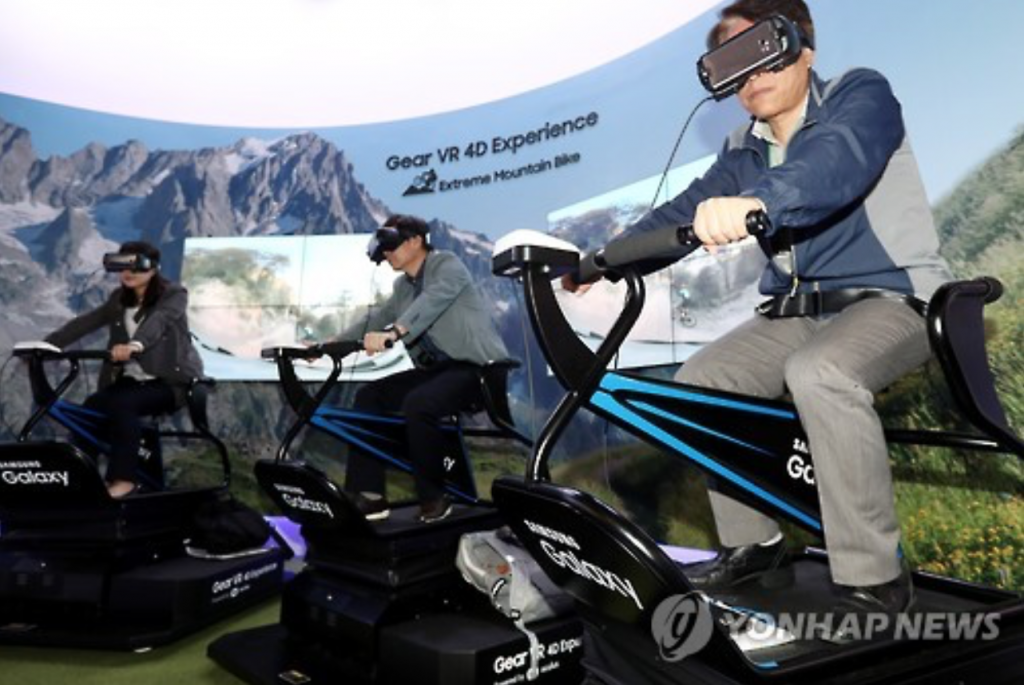 A participant rides on a virtual reality gear during an exhibition held in Seoul on Oct. 6, 2016. (image: Yonhap)