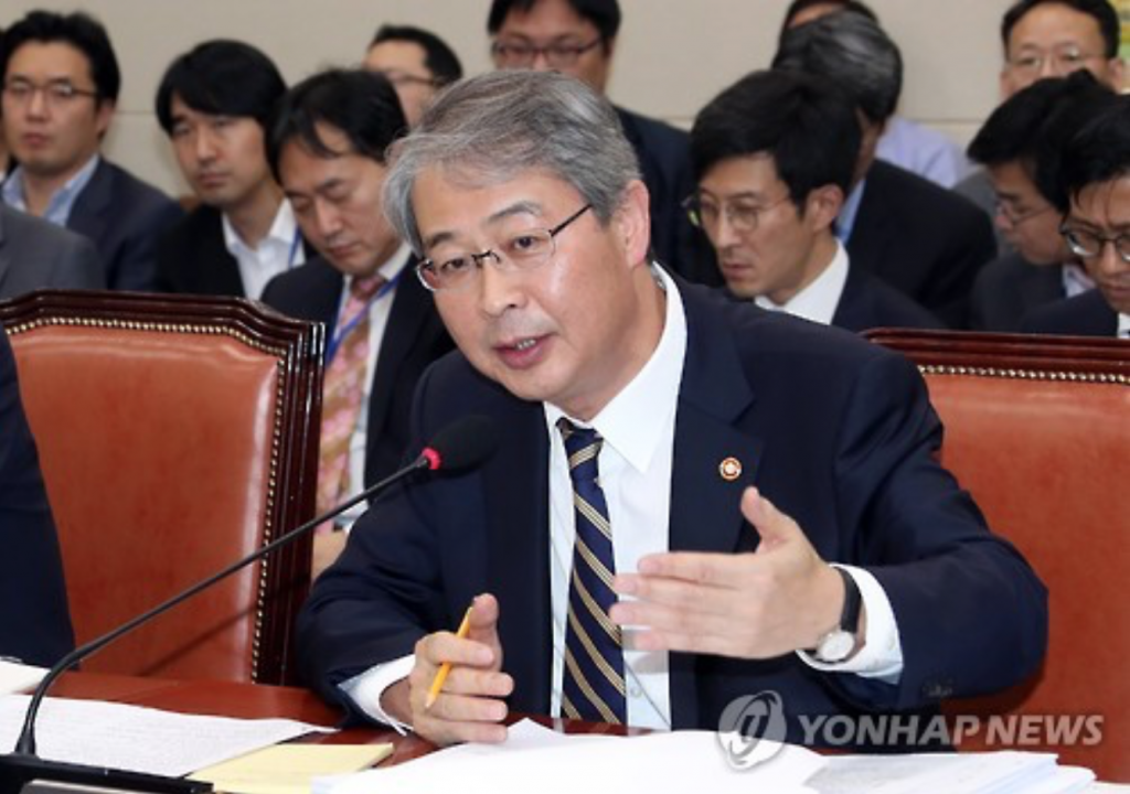 "(The government) will lay the groundwork for domestic banks to raise their investment appeal and compete in the global market by eliminating factors causing an excessive burden for capital increase and worsening profitability," said Yim Jong-yong, chairman of the Financial Services Commission. (image: Yonhap)
