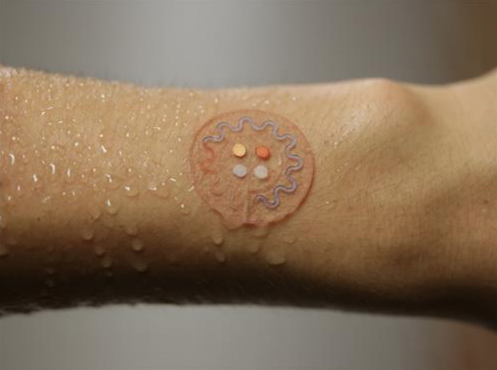 The sensor is round and 3 centimeters wide, with a thickness of 700 micrometers. It weighs roughly 3 grams, posing no inconvenience to the wearer, and its high elasticity allows it to stretch based on skin texture. (image: Yonhap)