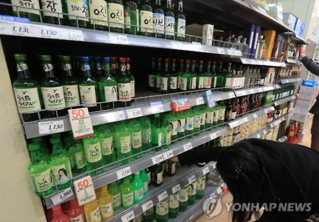For low alcohol content drinks, convenience stores accounted for 32.8 percent of total sales in the first half of this year compared with 13 percent in 2014 and 29.1 percent last year. (image: Yonhap)