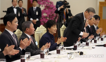 Tycoons Grilled in ‘Donation Scandal’ Involving President Park