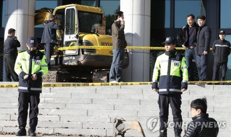 Man Rams Excavator into Prosecutors’ Office over Presidential Scandal