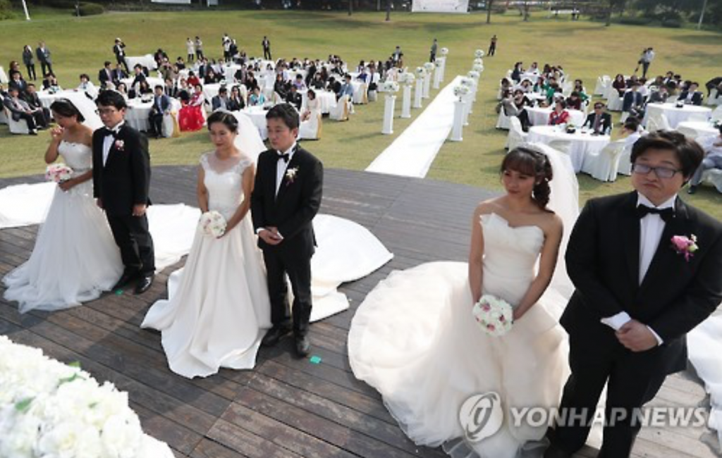 A joint wedding ceremony of multicultural couples takes place in Seoul on Oct. 14, 2016. (image: Yonhap)