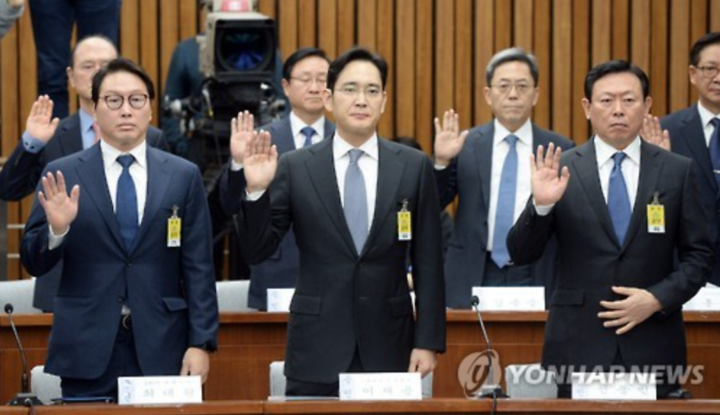 According to sources, Samsung vice chairman Lee Jae-yong (C), SK chairman Chey Tae-won (L) and Lotte CEO Shin Dong-bin (R) were banned from leaving the country. (image: Yonhap)