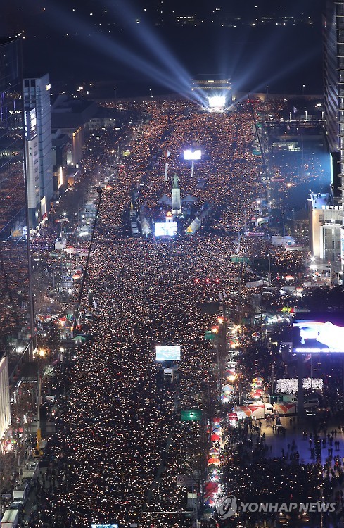 “A massive number of people gathering in one place naturally led to big increases for fast food restaurants and convenience stores,” said a KB official. “As for performance and exhibition halls, we believe people took part in the rallies after visiting such venues.” (image: Yonhap)