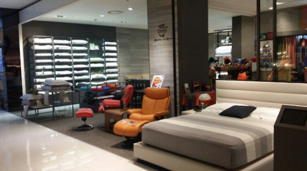 Dubbed Beyond Sleep, the store displays mattresses pads, toppers, bedroom wares, pillows, scented candles, and cleaning appliances, and has “sleep education-certified” employees who provide counselling services. (image: Hyundai Department Store)