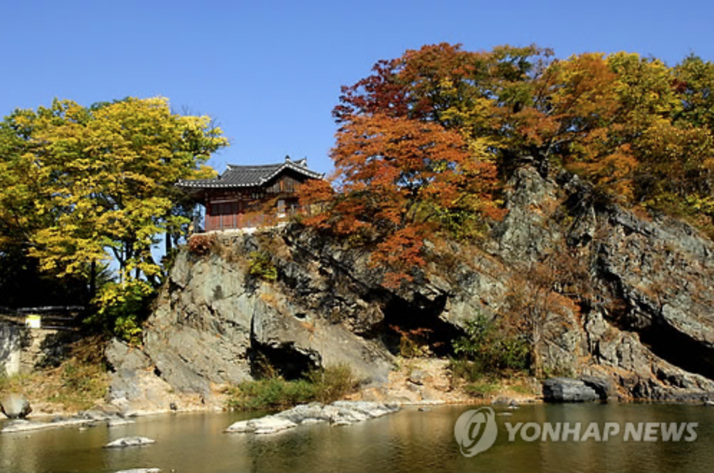 The geological features of the Cheongsong National Geopark mainly consist of Precambrian metamorphic rocks, Mesozoic sedimentary rocks and volcanic rocks, Cenozoic acidic intrusive rocks and recent sediments. (image: Yonhap)