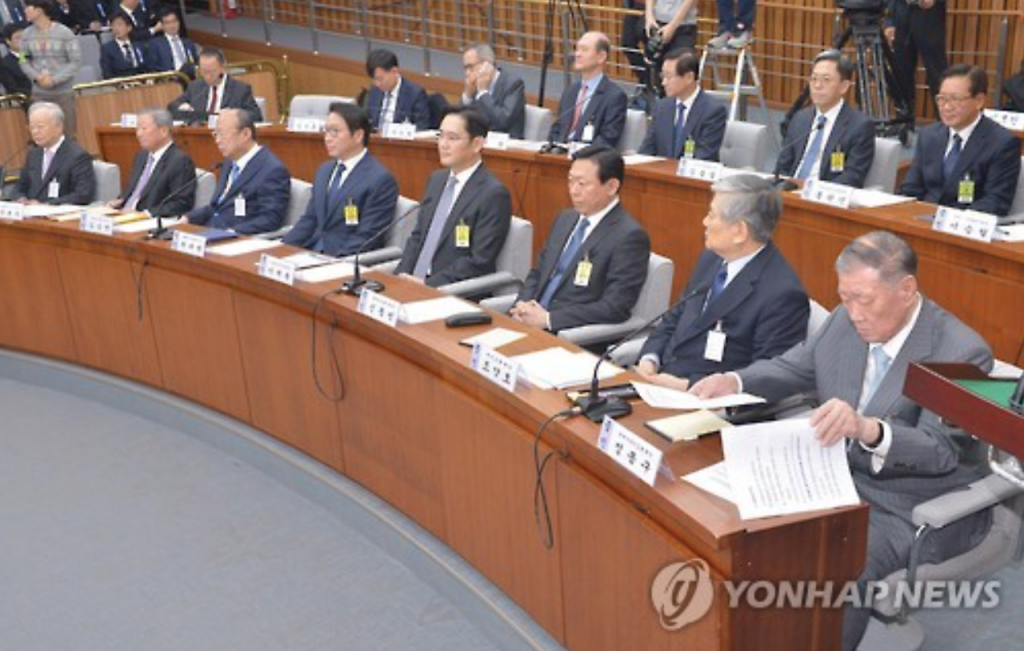 From right to left are Huh Chang-soo, chairman of the Federation of Korean Industries; Chung Mong-koo, chairman of Hyundai Motor Group; Cho Yang-ho, chairman of Hanjin Group; Shin Dong-bin, chairman of Lotte Group; Lee Jae-yong, vice chairman of Samsung Electronics; Chey Tae-won, chairman of SK Group; Kim Seung-young, chairman of Hanwha Group; Koo Bon-moo, chairman of LG Group; and Sohn Kyung-shik, chairman of CJ Group. (image: Yonhap)