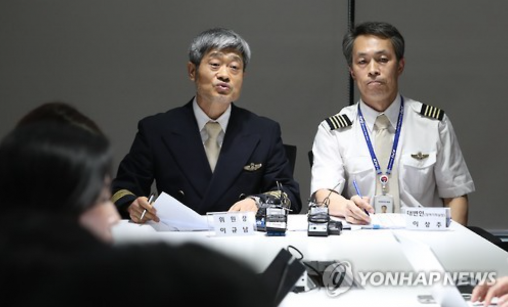 Lee Gyu-nam (L), head of a pilots' union at Korean Air, announces a plan by unionized pilots to stage a walkout over a failed wage deal in a press conference held in Seoul. (image: Yonhap)
