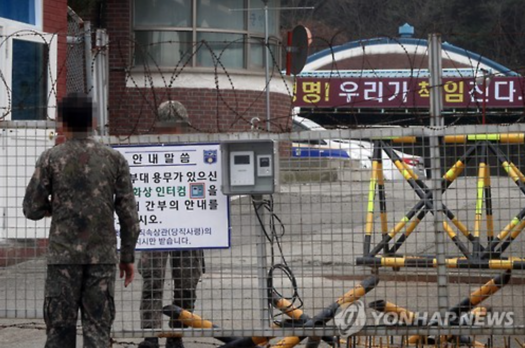 A total of 23 soldiers have been taken to nearby hospitals. Two of them have sustained second-degree burns, according to fire officials, but no deaths were reported. (image: Yonhap)