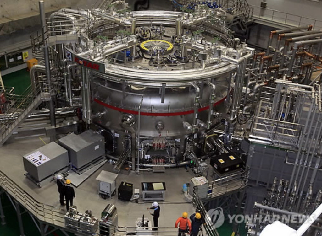 South Korea completed building the tokamak-typed nuclear fusion reactor, called the "Korean Superconducting Tokamak Advanced Research (KSTAR)," in 2007. (image: Yonhap)