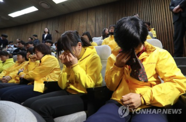 Sewol Ferry Tragedy Victims Shed Tears at Impeachment Vote