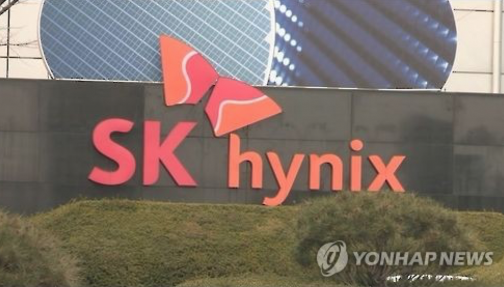If things go as planned, SK hynix will become the world's first chipmaker to start mass production of the 72-layer NAND chips. (image: Yonhap)