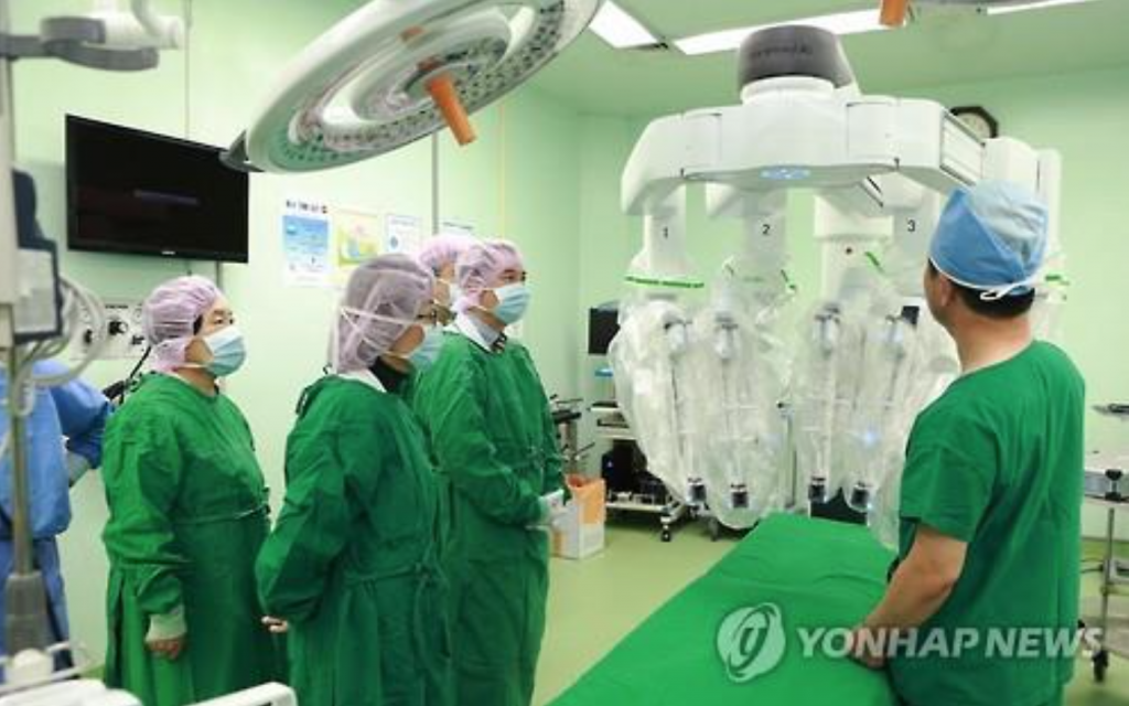 Doctors prepare to perform a surgery using a robot. (image: Yonhap)