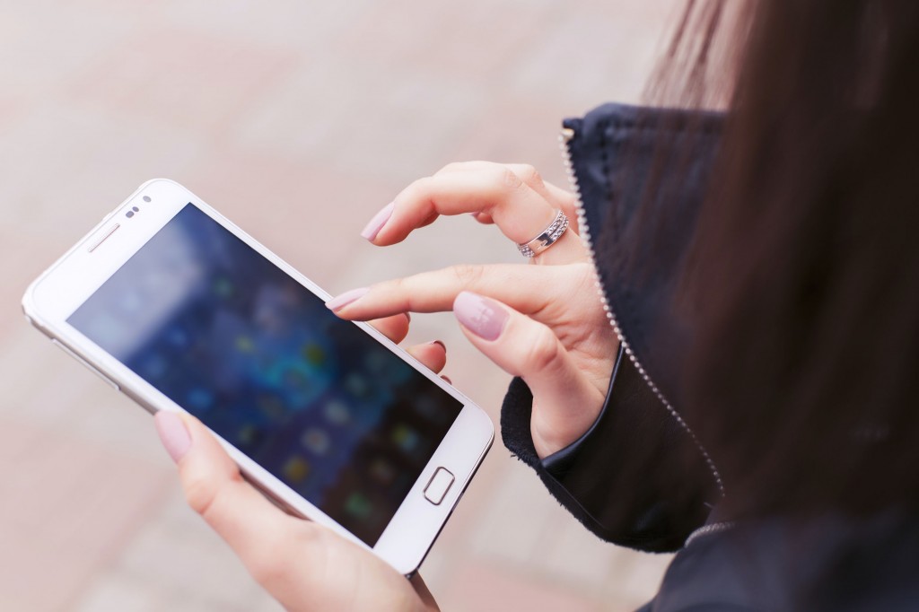Women had more problems dealing with smartphone dependency with 6.6 percent having an addiction, compared to 3.3 percent of the male population, the poll showed. (image: KobizMedia/ Korea Bizwire)