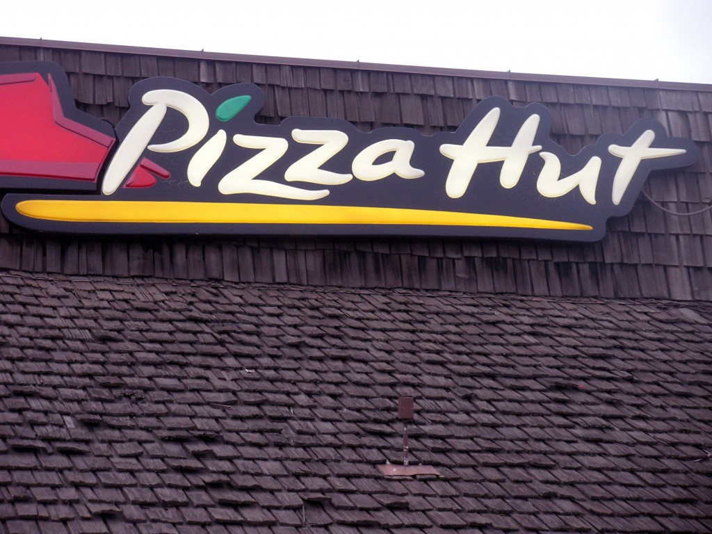 The Fair Trade Commission (FTC) said Pizza Hut "unilaterally" jacked up the rate although the local franchise restaurants' revenues were declining in 2012. (image: KobizMedia/ Korea Bizwire)