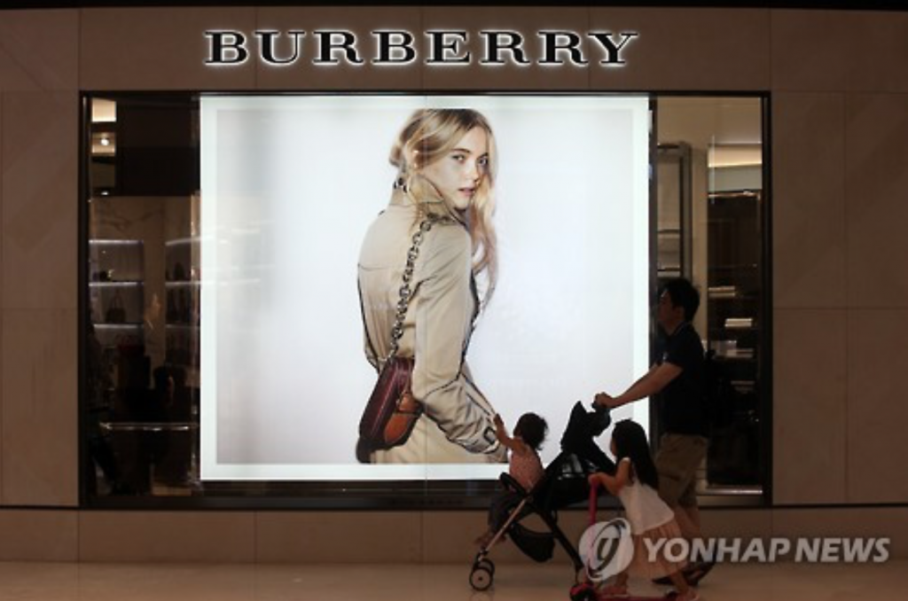 The price adjustment in Korea also falls behind Burberry's decision for Hong Kong, where the fashion brand's product prices were taken down 10-15 percent in September. (image: Yonhap)