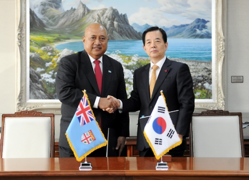 Defense Minister Han Min-koo (R) shakes hands with his Fijian counterpart Ratu Inoke Kubuabola after they signed an agreement on military cooperation. (image: Ministry of Defense)