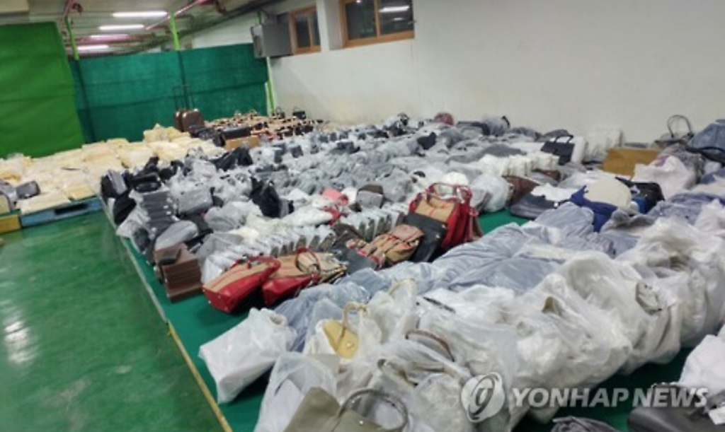 The Korea Customs Service said it has seized luxury brand knockoffs, such as bags, clothes and shoes, from China and Hong Kong in 2,983 cases. (image: Yonhap)
