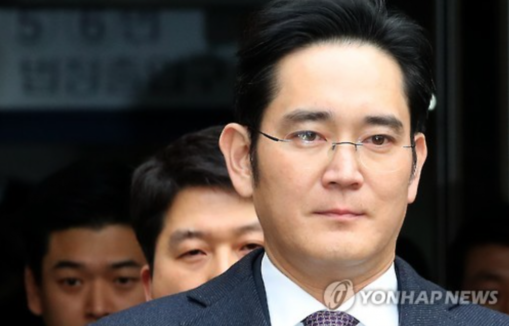 Lee Jae-yong, vice chairman of Samsung Electronics Co., leaves the Seoul Central District Court on Jan. 18, 2017, after attending a hearing to review the legality of his detention. (image: Yonhap)